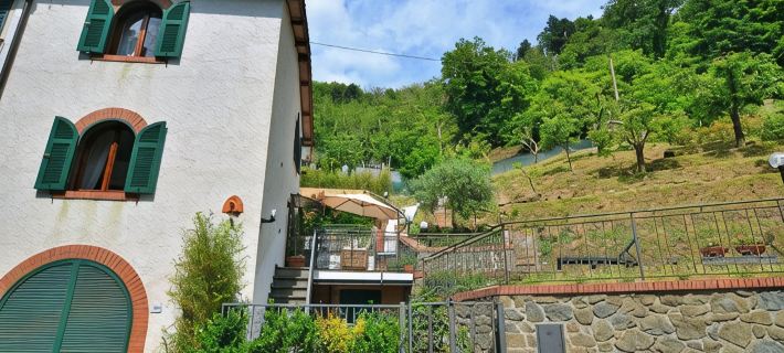 Vacation home with hillside view and pool Hotels in Pescia
