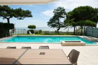 Villa with Heated Swimming Pool and Magnificent Sea View - إطلالة على البحر