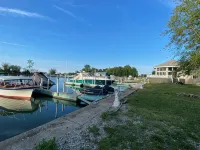 Charming 3-BR house w/golf, pool, WiFi, AC at pet friendly Middle Bass Island - Homestays