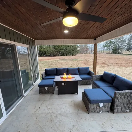 Charming 2-bed 2-bath cabin with views of Lake Guntersville from every room.