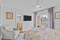 Luxury Condo- Contemporary Oceanfront-Complete Remodel  Keyless Checkin-RR Host - 4-Star