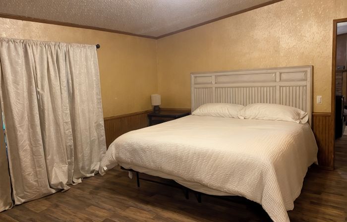 Charming 3-bedroom house with AC and WiFi in Plainview, surrounded by mountains.