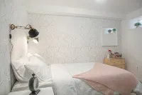 Cozy 2BR/2BA Apt w/ Private Patio – 1 Stop to Manhattan! - balcon