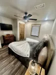 Secluded cabin next to creek with hot tub + fire pit. Walking distance to river. - Hytter