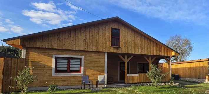 Large wooden house with sauna, in a quiet location by the bathing lake ウッカーマルクのホテル