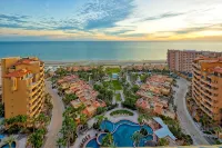 Luxury 4Bd Penthouse, Ocean VIEWS, 2 king suites, pvt jacuzzi, beachfront resort