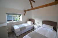 3 bed converted chapel with lake view - Homestays