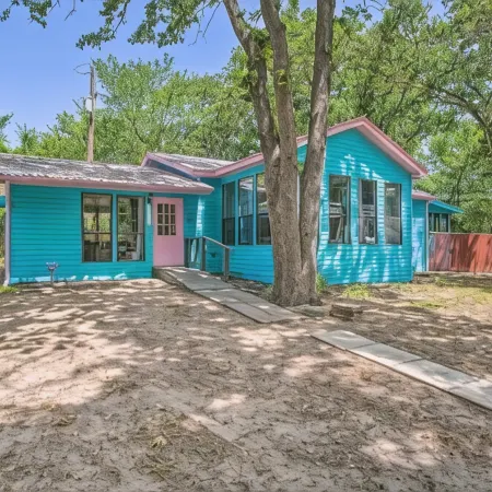 Lakefront Beach House Retreat - Escape to Nature!