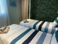Air-Conditioned Single-Storey House with 3 Bedrooms and Swimming Pool Hôtels à : Bernac