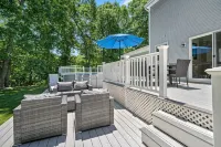 Misquamicut Beach House, Just 1 Mile From the Ocean! - Pools