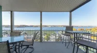 Lakefront Condo - Stunning Views - Wifi
