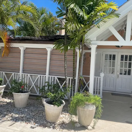 Pool fronted Luxury re furbished Villa with Fairmont beach club access card.