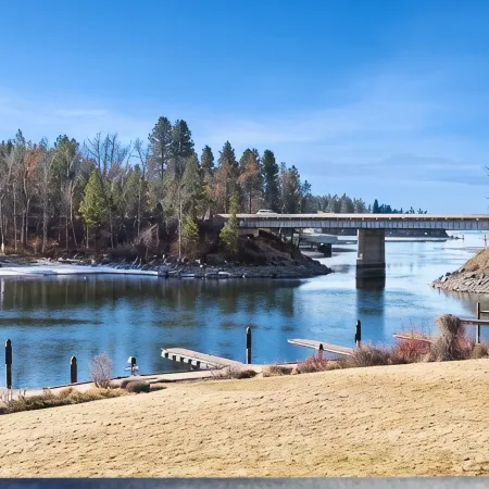 Amazing WATERFRONT GETAWAY with Views of Gorgeous Flathead Lake Отели в г. Бигфорк