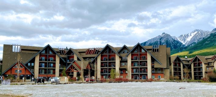 Family friendly 2BR/2BA condo - Sleeps 6 - Views & location!! Отели в г. Канмор