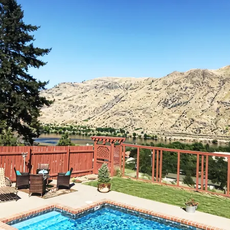 Lake Chelan: Private Pool, Hot Tub, Stunning Views, 7 Mins to Chelan Sleeps 6