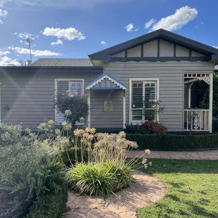 BLACKSMITHS LANE 2 BEDROOMGorgeous ultra clean 2 Bedroom/2 Bathroom cottage.