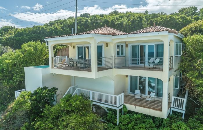 Enjoy Amazing Sea Views, Private Pool & Caribbean Breezes from This 2 Bd Villa!