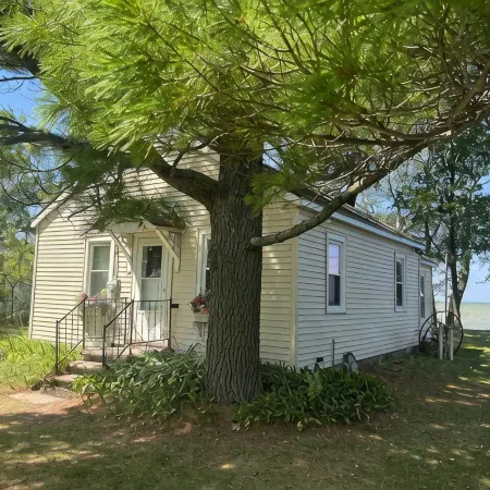 Steps from the Sand: Idyllic Beachfront Rental in Door County