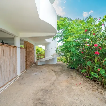 Garden Vacation w/ Outdoor Living Space and Kitchen, Large Rooms, King Size Beds