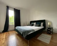 A bright and sunny 85sqm apartment in the heart of l'Île Saint Louis. Hotels in Ile Saint-Louis