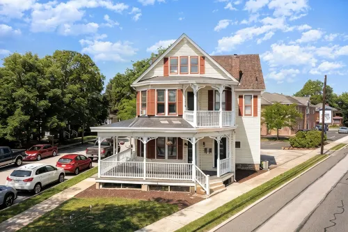 Gettysburg Home sleeps 10 with parking and Game Room.  Just off the square. - บังกะโล