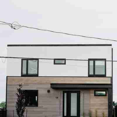 Luxurious Waterfront Home in PEC Hotel Exterior