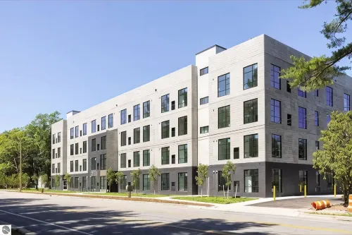 BOHO CONDO w/Rooftop Hot Tubs! 2 minutes to downtown TC & Beaches. Dog Friendly!