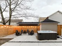 4 BR Beach Cottage: Hot Tub- Firepit-Table tennis Hotels in Wasaga Beach