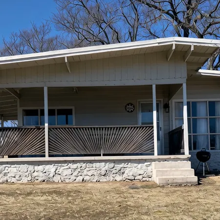 Cozy 2 Bed 2 Bath Lake Front Cottage