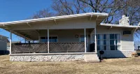 Cozy 2 Bed 2 Bath Lake Front Cottage