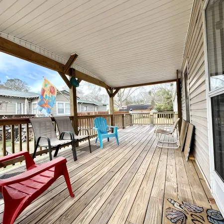 NOW BOOKING FOR WINTER! CUTE….COZY….COASTAL!! Quiet Neighborhood!