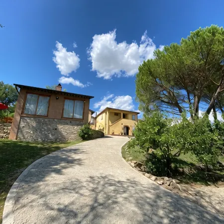 Elegant lemon house in a typical Tuscan farmhouse.