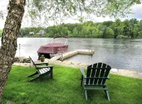 Beautiful 5 bedroom Waterfront House w/skiing/snowboarding/snow mobile path near - Homestays