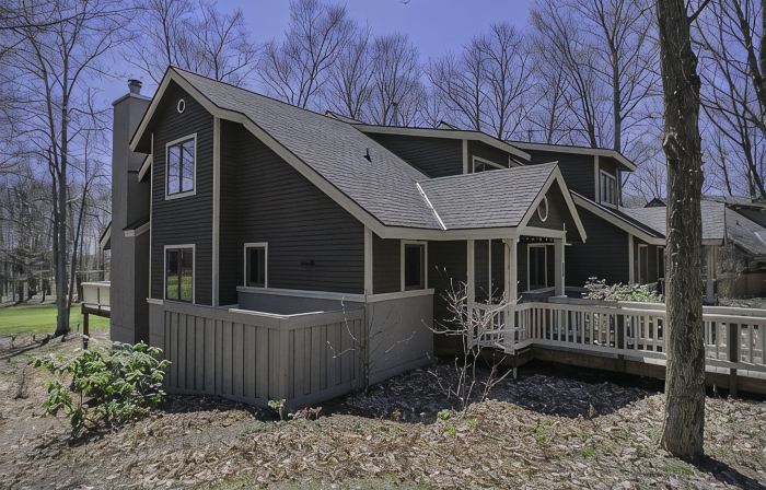 The Ski & Tee - 5 bdrm condo on 18th fairway & steps from ski trail