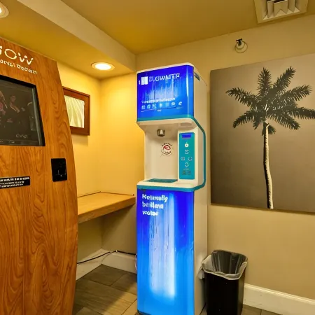 Perfect Hawai’i ocean view condo with AC, WiFi, Sleeps 4, in heart of Waikiki
