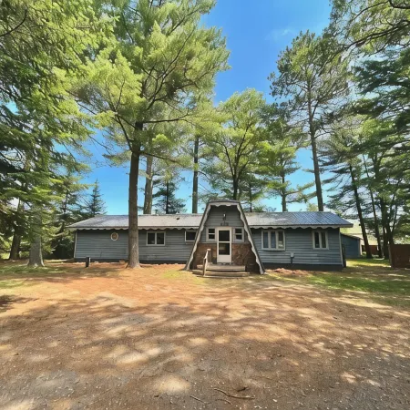 Cozy 3 b/r home w/ quick access to snowmobile trails in the beautiful Northwoods