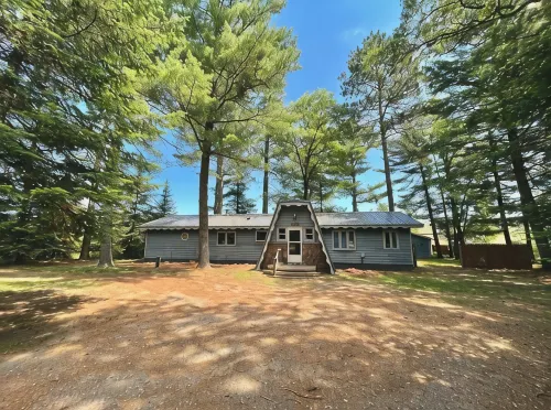 Cozy 3 b/r home w/ quick access to snowmobile trails in the beautiful Northwoods