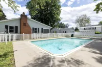 Glens Falls Boutique Stay, near skiing, Lake George, Saratoga, Pool!