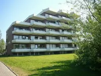 Lovingly renovated apartment with large balcony right on the dyke
