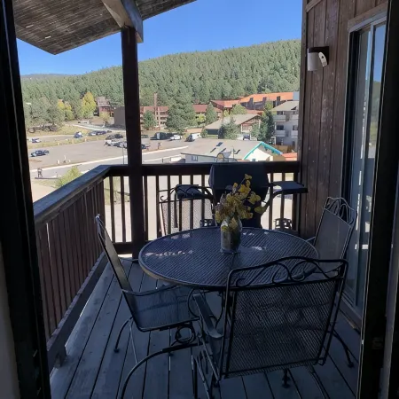3/2 Condo. Mountain views. Easy access to Resort