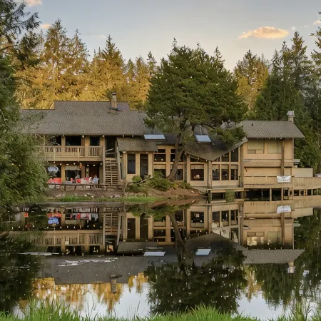 Lakefront Haven: Lakeland Village Golf!
