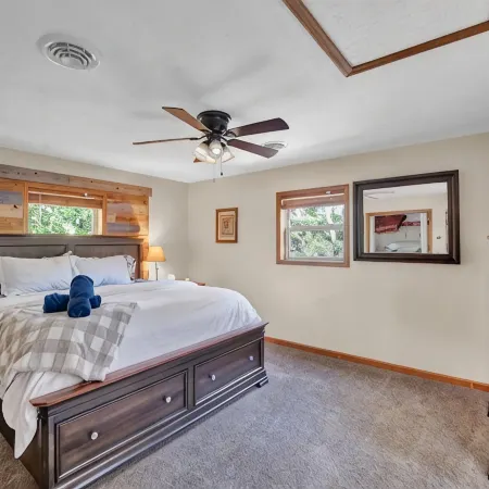 roomy CHALET-3 mts WALK2LAKE w/LINENS/FIREPIT/HOTTUB/GAMES/BB&JACK FROST Ski mts