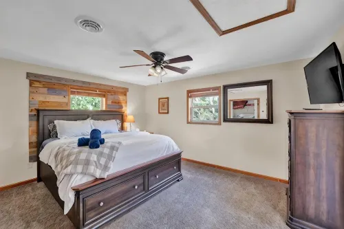 roomy CHALET-3 mts WALK2LAKE w/LINENS/FIREPIT/HOTTUB/GAMES/BB&JACK FROST Ski mts - Wi-Fi