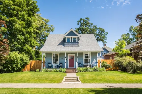 The Rustic Rose - 4 Bedroom House w/ Hot Tub Near Downtown