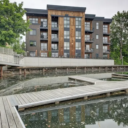 Waterfront Loft in the Heart of Sandpoint Отели в г. Сандпойнт