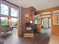 Cozy Chalet in Charming Front Royal with Stunning Views and Refinished Basement! Hoteles en Condado de Warren
