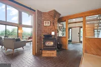 Cozy Chalet in Charming Front Royal with Stunning Views and Refinished Basement! - Hytter