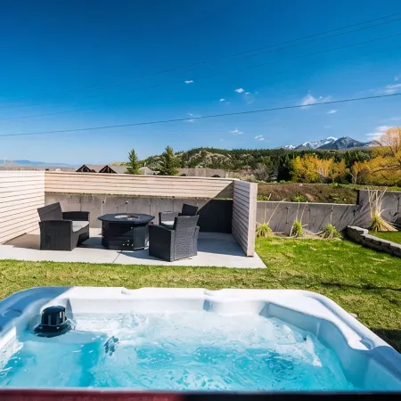 NEW- Modern Home Close to Downtown - Hot Tub!