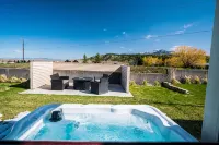 NEW- Modern Home Close to Downtown - Hot Tub! - balcony