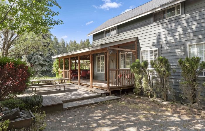 The Buck Spur | A Cozy Cottage close to Sandpoint & Silverwood